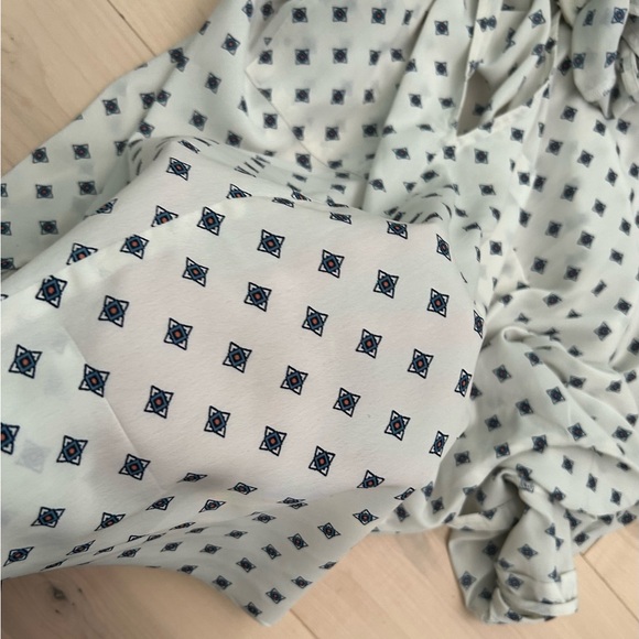 Abercrombie & Fitch Tie V Neck Blouse M - Picture 10 of 10